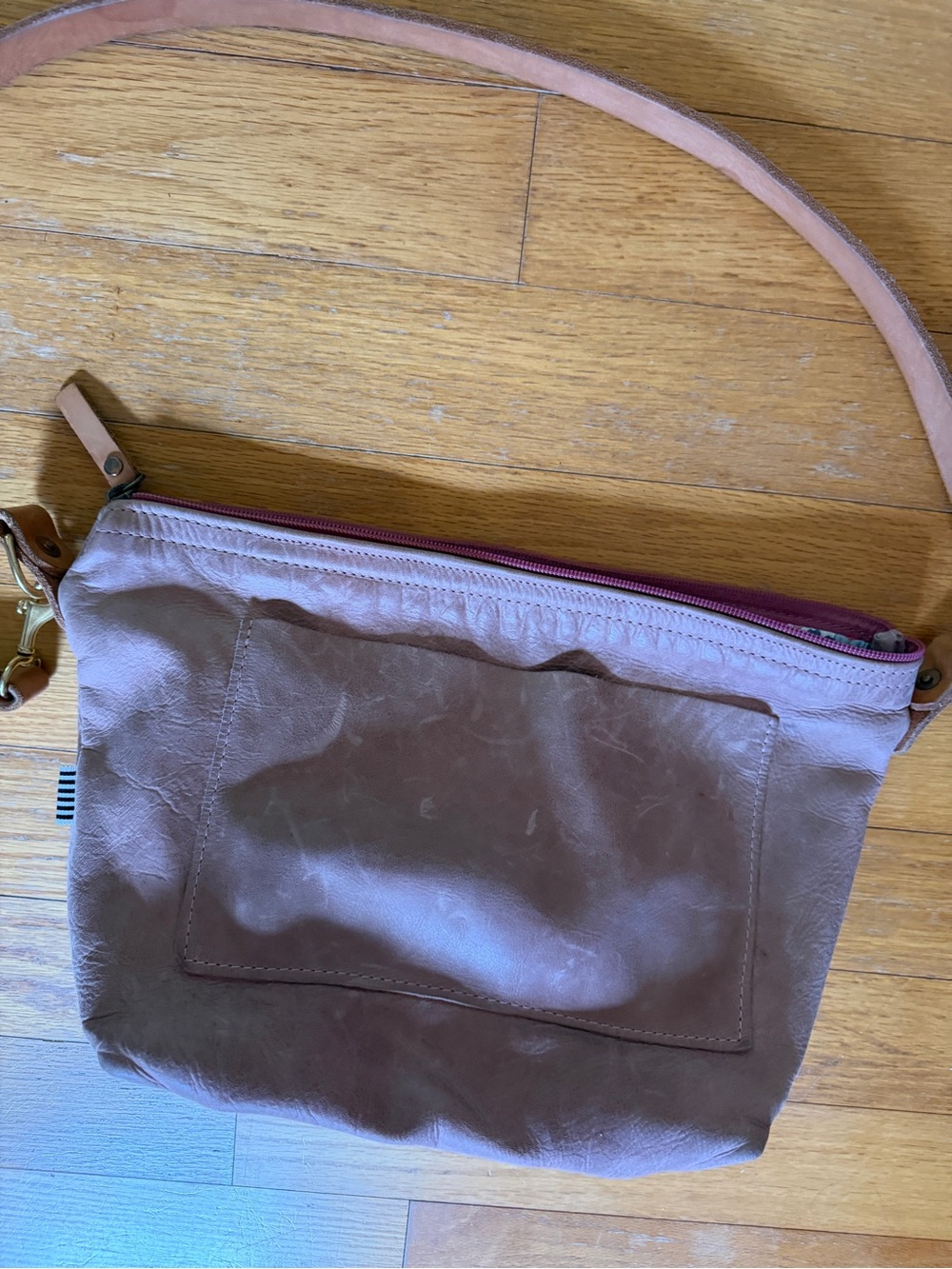 Dusty Rose leather Mwanwhile Back On The Farm Crossbody Zip bag - Picture 4 of 5